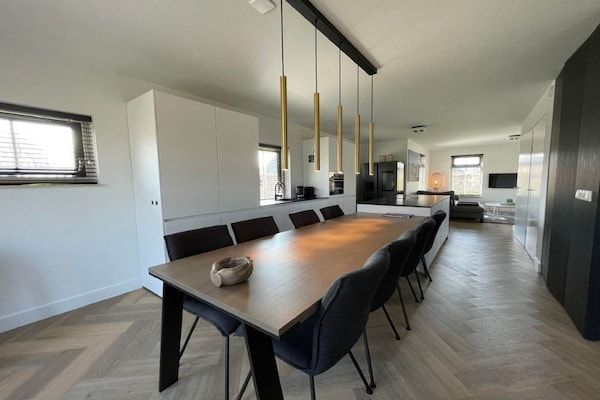 Eetkamer - Huis met terras in de buurt van Langweerder Wielen in Sint Nicolaasga (3)