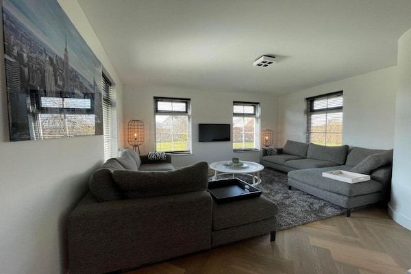 Woonkamer - Huis met terras in de buurt van Langweerder Wielen in Sint Nicolaasga (2)