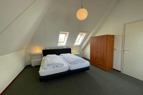 Slaapkamer - Huis met terras in de buurt van Langweerder Wielen in Sint Nicolaasga (1)