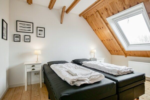 Slaapkamer - Sfeervolle vakantiewoning in een voormalige boerderij, midden in de natuur. in Callantsoog (5)