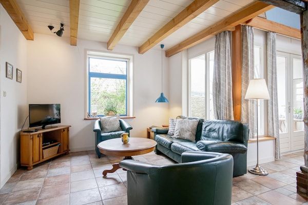 Woonkamer - Sfeervolle vakantiewoning in een voormalige boerderij, midden in de natuur. in Callantsoog (2)