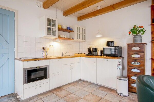 Keuken - Sfeervolle vakantiewoning in een voormalige boerderij, midden in de natuur. in Callantsoog (4)