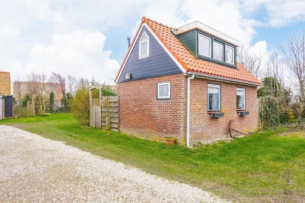 Buitenkant - Huisdiervriendelijke woning vlakbij het strand in Callantsoog (1)