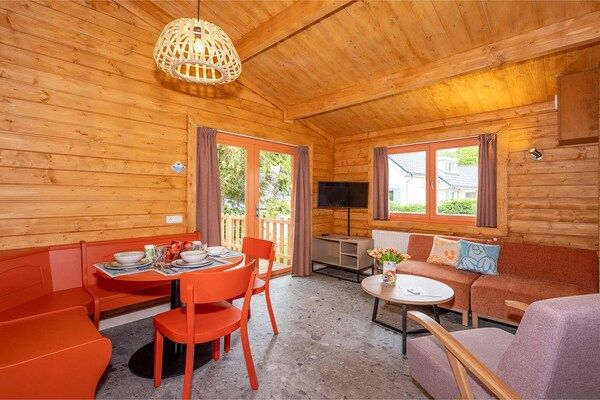 Woonkamer - Vakantiehuis in Hoogerheide met gedeeld zwembad in Hoogerheide (3)