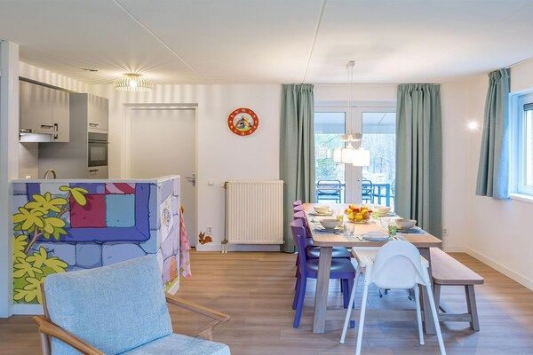 Eetkamer - Villa in Hoogerheide met privéterras in Hoogerheide (2)