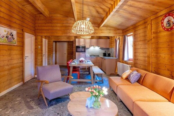 Woonkamer - Eengezinswoning in Hoogerheide met box in Hoogerheide (2)
