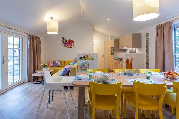 Eetkamer - Moderne woning in Hoogerheide met terras in Hoogerheide (3)
