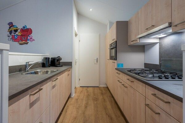 Keuken - Moderne woning in Hoogerheide met terras in Hoogerheide (4)