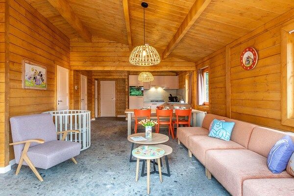 Woonkamer - Vakantiehuis in Hoogerheide met kinderbox in Hoogerheide (1)