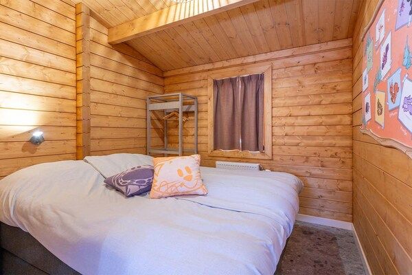 Slaapkamer - Vakantiehuis in Hoogerheide met kinderbox in Hoogerheide (5)