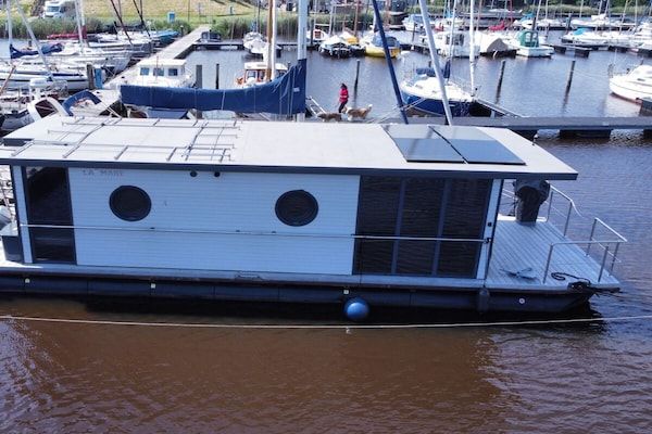 Untagged - Woonboot in Anjum met zwembad in Anjum (2)