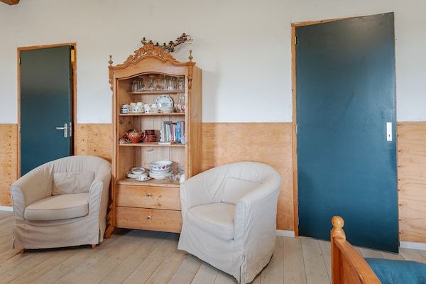 Woonkamer - Boerderij aan de Lauwers met roeiboot in Burum (2)