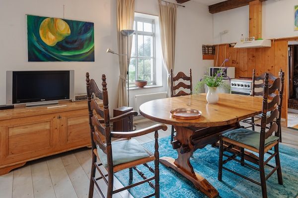 Eetkamer - Boerderij aan de Lauwers met roeiboot in Burum (3)