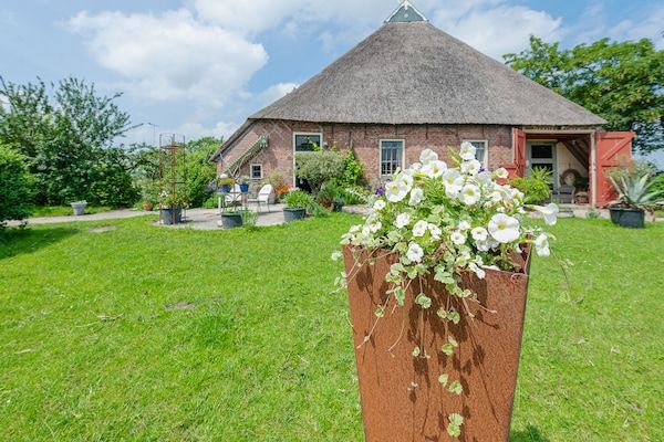 Buitenkant - Boerderij aan de Lauwers met roeiboot in Burum (5)