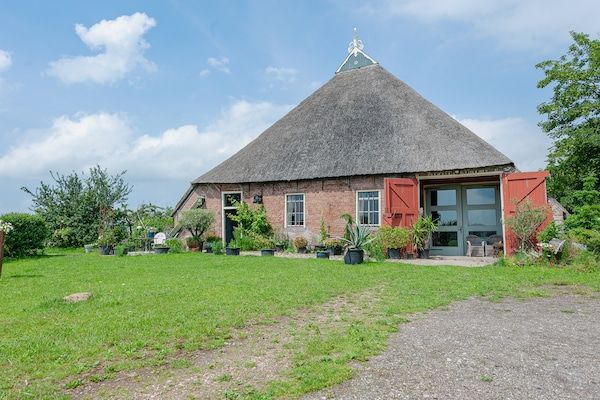 Buitenkant - Boerderij aan de Lauwers met roeiboot in Burum (1)