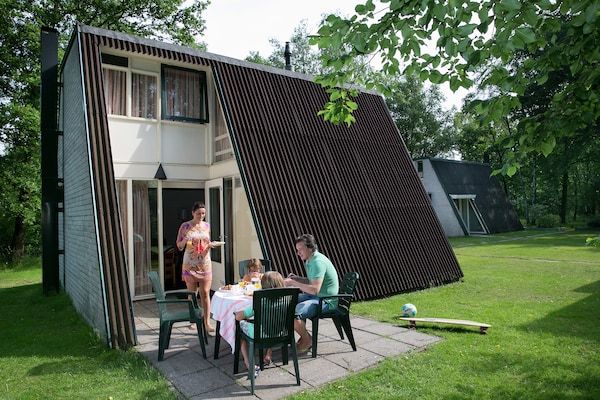 Buitenkant - Chalet nabij wandelpaden en bos in Hoenderloo (5)
