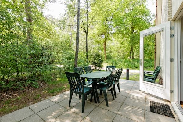 Terras - Hoenderloo Uitje met Zwembad in Hoenderloo (4)