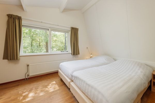 Slaapkamer - Hoenderloo Uitje met Zwembad in Hoenderloo (3)
