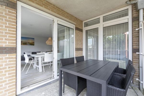 Terras - Modern vakantieappartement voor 5 personen met balkon in Julianadorp (5)