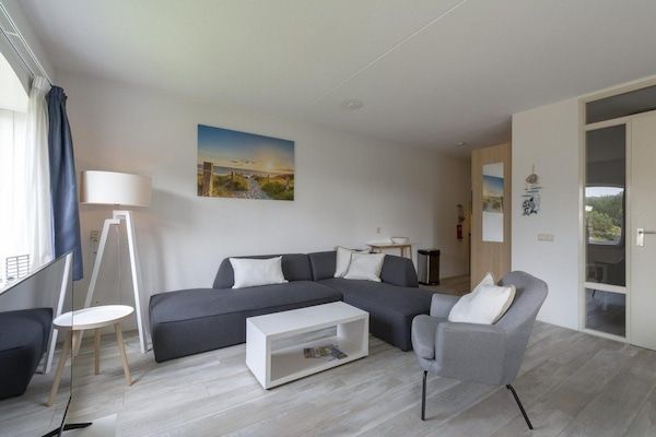 Woonkamer - Modern vakantieappartement voor 5 personen met balkon in Julianadorp (2)