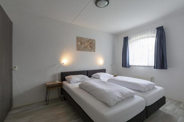 Slaapkamer - Modern vakantieappartement voor 5 personen met balkon in Julianadorp (4)