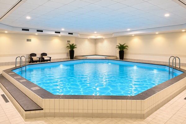 HotelSwimmingPool - Sunday Hotel Amsterdam Airport Schiphol - Familiesuite - Rookvrij in Badhoevedorp, (3)