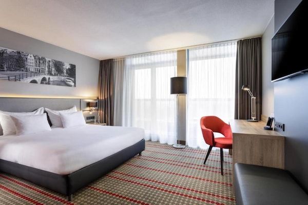 Slaapkamer - Sunday Hotel Amsterdam Airport Schiphol - Deluxe King Room - Rookvrij in Badhoevedorp, (2)