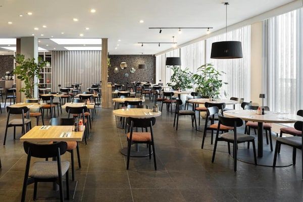 HotelFacilitiesAndServices - Sunday Hotel Amsterdam Airport Schiphol - Superior King Room - Rookvrij in Badhoevedorp, (5)