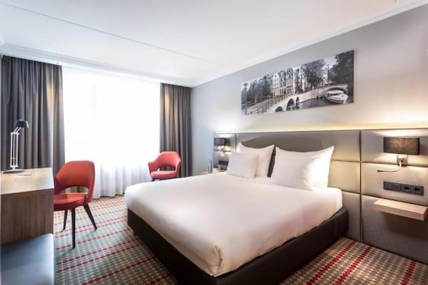 Slaapkamer - Sunday Hotel Amsterdam Airport Schiphol - Superior King Room - Rookvrij in Badhoevedorp, (2)