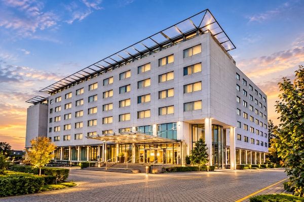 HotelExteriorSummer - Sunday Hotel Amsterdam Airport Schiphol - Queen Room - Rookvrij in Badhoevedorp, (1)