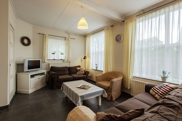 Woonkamer - Gerenoveerde boerderij nabij de Zeeuwse kusten en historisch Brugge in Aardenburg (2)