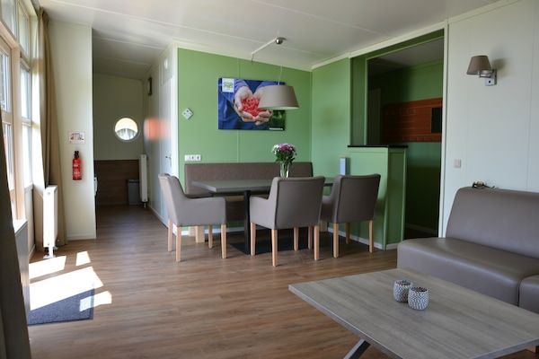 Eetkamer - Bungalow in Nederland met Scheepsstijl in 's-Gravenzande (3)