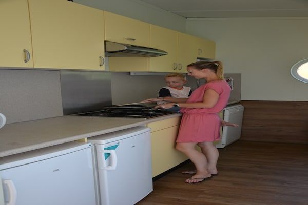 Keuken - Bungalow in 's-Gravenzande met Nautische Charme in 's-Gravenzande (4)