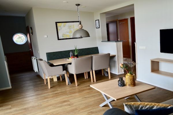 Eetkamer - Bungalow in 's-Gravenzande met Nautische Charme in 's-Gravenzande (3)