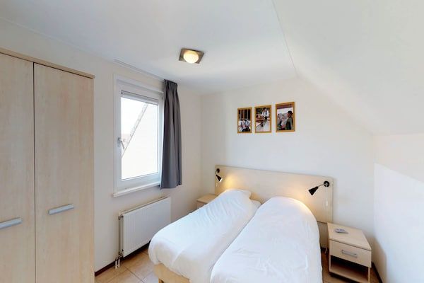 Slaapkamer - Villa in Zeeland met privéterras in Kortgene (4)