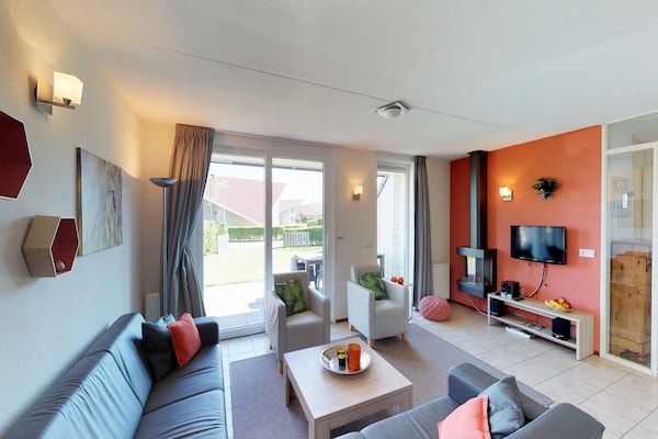 Woonkamer - Villa in Zeeland met privéterras in Kortgene (2)