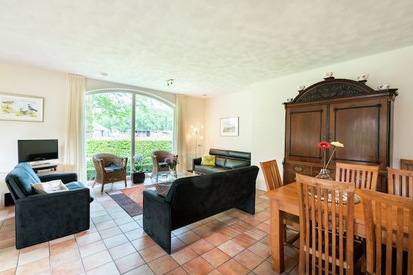 Woonkamer - Boerderij in Rheeze bij bos en weiden in Hardenberg-Rheeze (1)