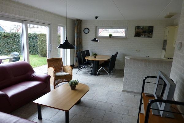 Eetkamer - Vakantiehuis in Nederland met Privétuin in Plasmolen (3)