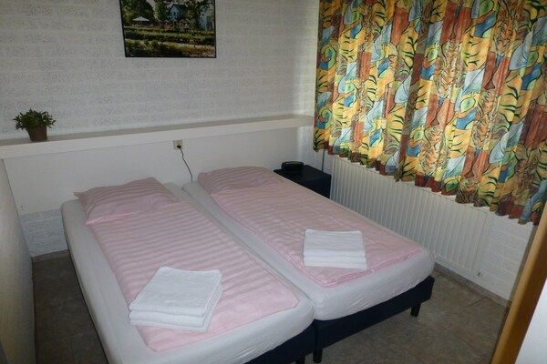 Slaapkamer - Vakantiehuis in Nederland met Privétuin in Plasmolen (5)