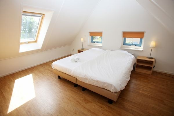 Slaapkamer - Moderne bungalows aan zee in De Koog (5)