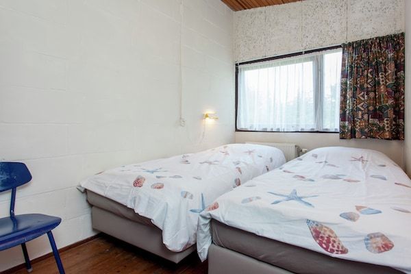 Slaapkamer - Vakantiehuis Ameland bij Noordzeestrand in Nes Ameland (5)