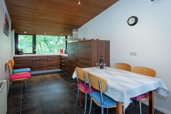 Eetkamer - Vakantiehuis Ameland bij Noordzeestrand in Nes Ameland (3)