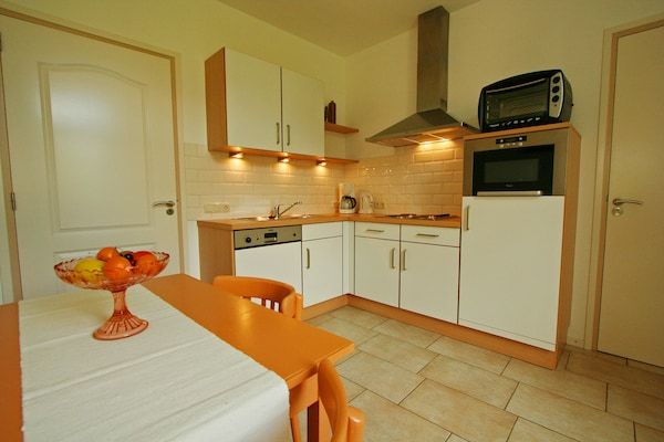 Keuken - Boerderij met uitzicht op de tuin in Wijlre (4)