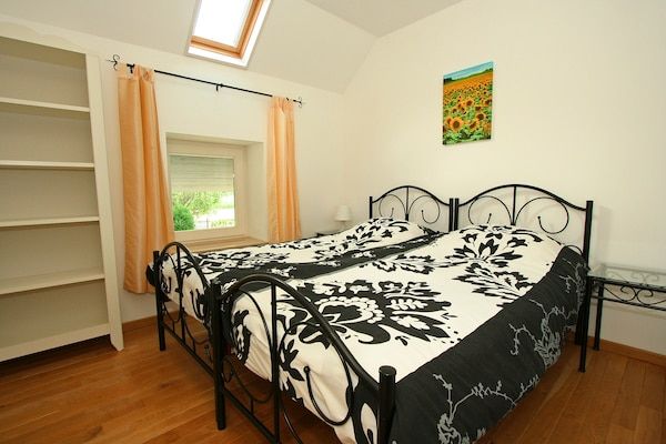 Slaapkamer - Boerderij met uitzicht op de tuin in Wijlre (2)