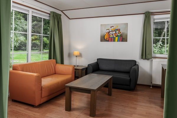 Woonkamer - Gezellig chalet in het Borgerbos in Borger (2)