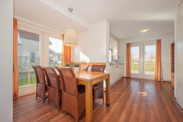 Eetkamer - Landhuis in AquaStaete met tuin in Bruinisse (2)