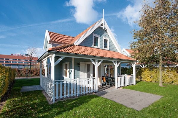 Buitenkant - Landhuis in AquaStaete met tuin in Bruinisse (1)