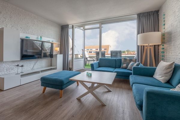 Woonkamer - Vernieuwde luxe glamping-vakantiebestemming in Bruinisse (2)