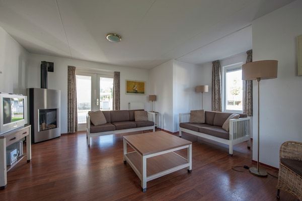Woonkamer - Villa in Nederland met Sauna en Bubbelbad in Bruinisse (2)