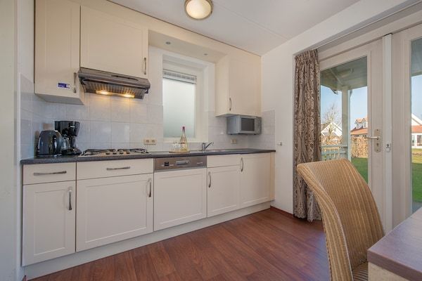 Keuken - Villa in Nederland met Sauna en Bubbelbad in Bruinisse (4)